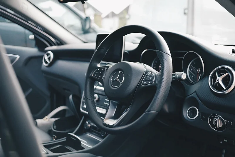 Dobrowolne ubezpieczenie komunikacyjne autocasco (AC) to polisa, która chroni przed finansowymi skutkami uszkodzenia lub kradzieży pojazdu. Do tego ubezpieczenia kierowca może jeszcze dokupić dodatkowe opcje. Oto najpopularniejsze dodatki do polisy AC.
