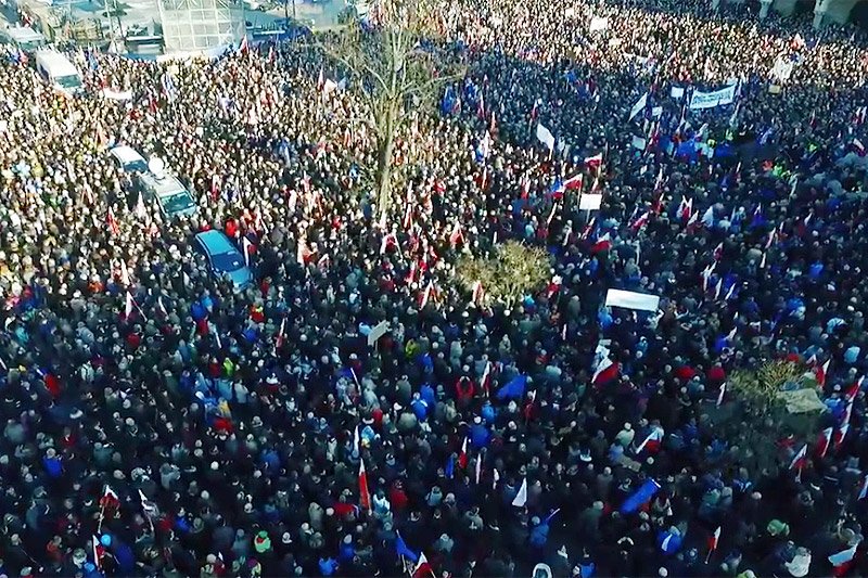 Kolejny filmik bardzo wyraźnie pokazuje, jak wiele osób demonstrowało przeciw ograniczaniu demokracji przez PiS.