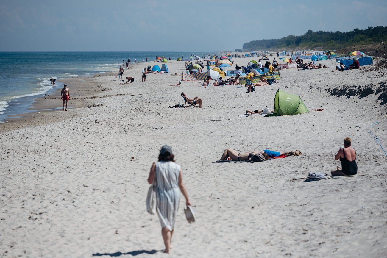 Władze Mielna reagują na incydent na plaży. Dwie osoby uprawiały tam seks.