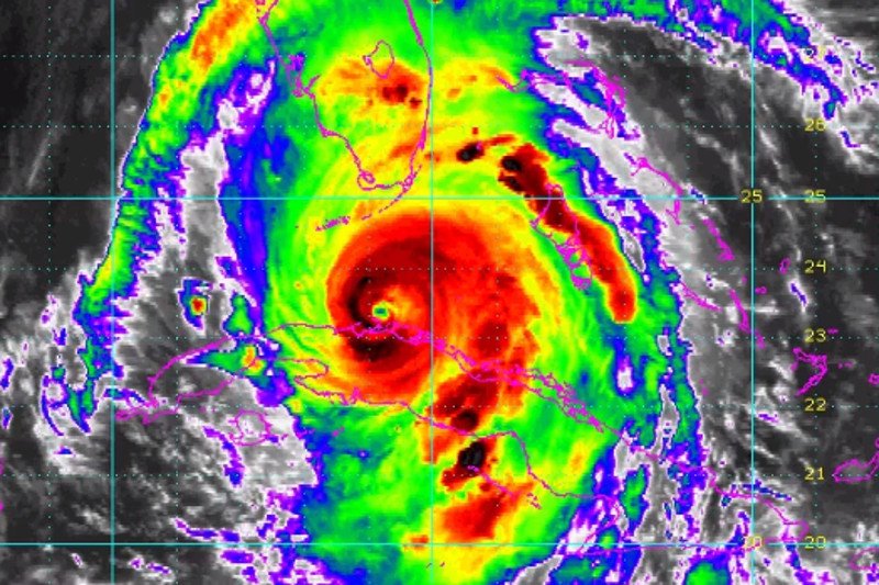 Huragan Irma właśnie uderza we Florydę. Niestety, znów przybrał na sile.