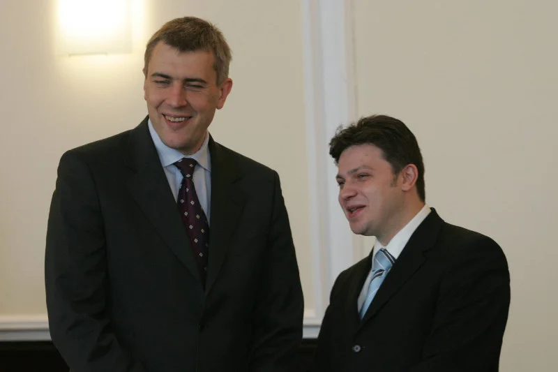 2006 rok. Posiedzenie rządu Jarosława Kaczyńskiego. Giertych ze swoim kolegą z LPR i  ministrem gospodarki morskiej Rafałem Wiecheckim, który jest obecnie drugim obrońcą Gawłowskiego.