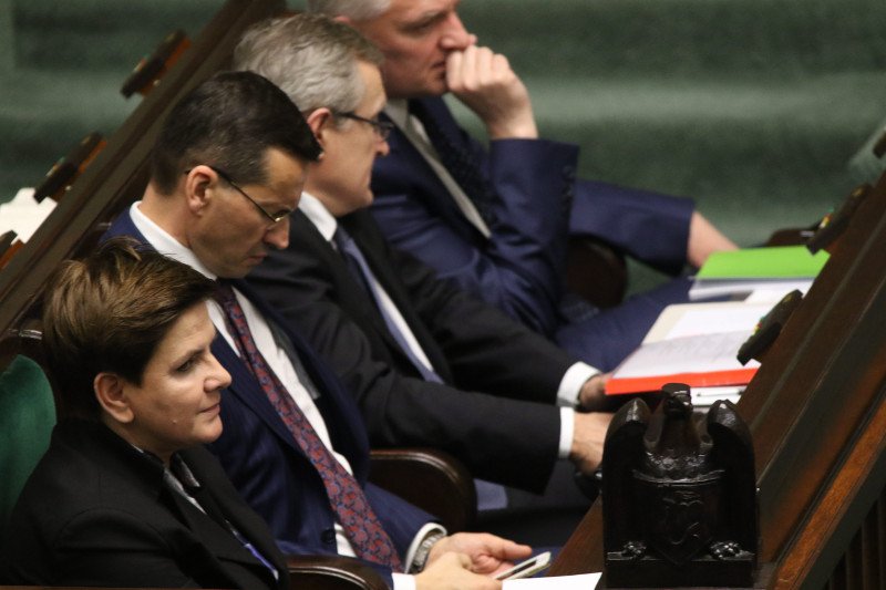 Rząd niechętnie wypełnia zobowiązania poprzedników.