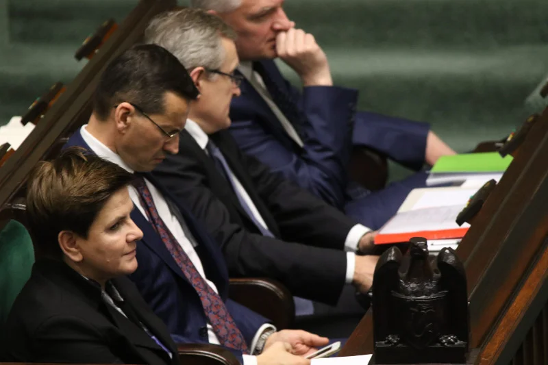 Rząd niechętnie wypełnia zobowiązania poprzedników.