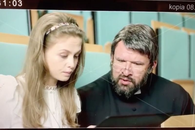 We fragmencie widzimy m.in. rozmowę księdza z dziennikarką.