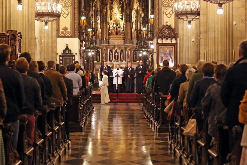 W mszach uczestniczy około 40 proc. wierzących. Czy katolik koniecznie musi to robić?