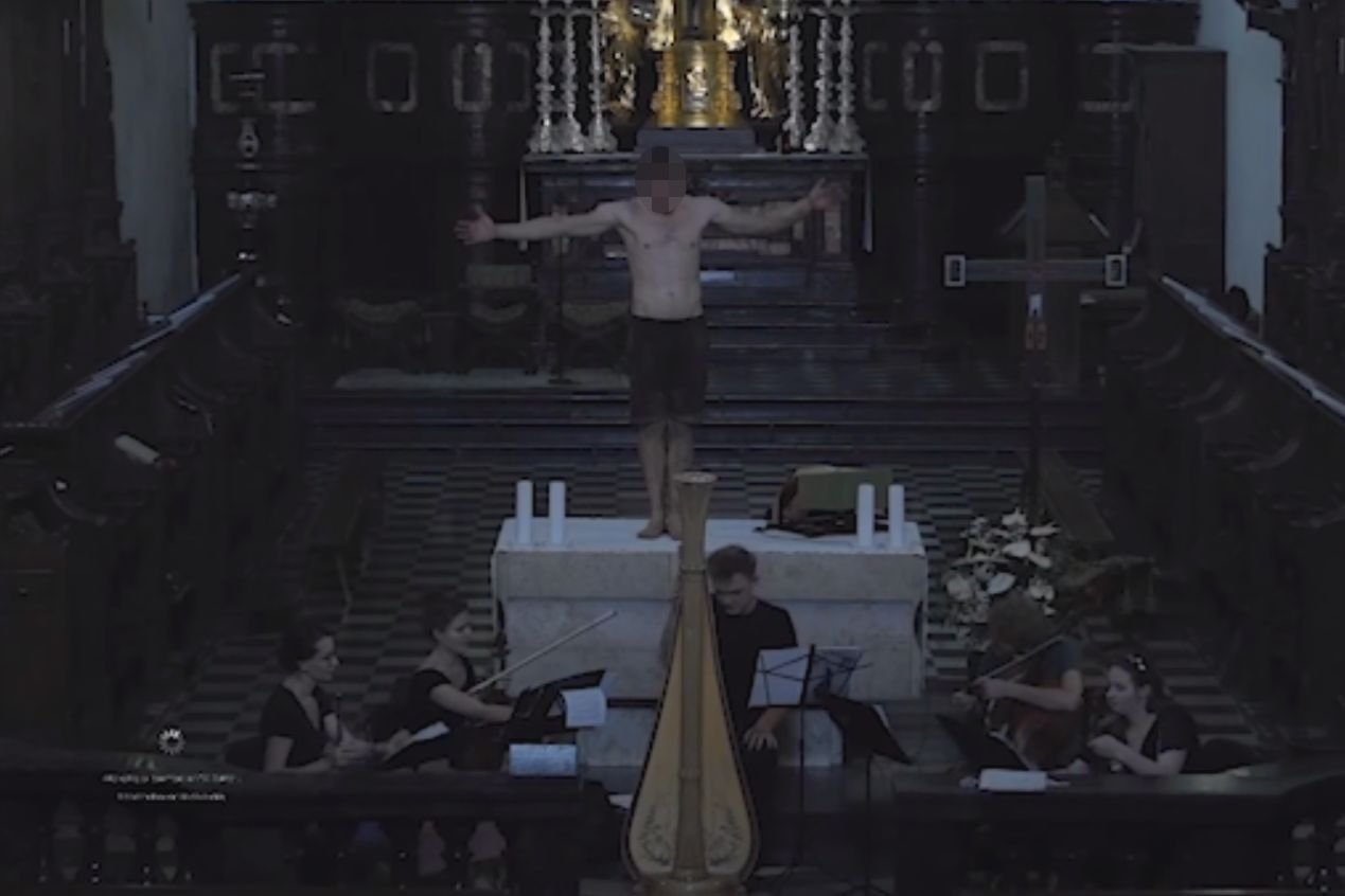 Mężczyzna wszedł na ołtarz w kościele w Tyńcu