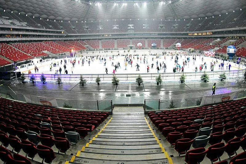Lodowisko na Stadionie Narodowym wystartowało z problemami. Ktoś rozsypał sól, a taflę zniszczyły pierwsze przejazdy hokeistów.