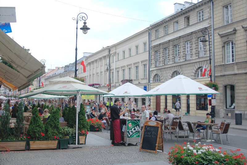 Warszawska cena - 5 zł za szklankę wody. "To Oaza z Biedronki. Szef kupuje ją osobiście"