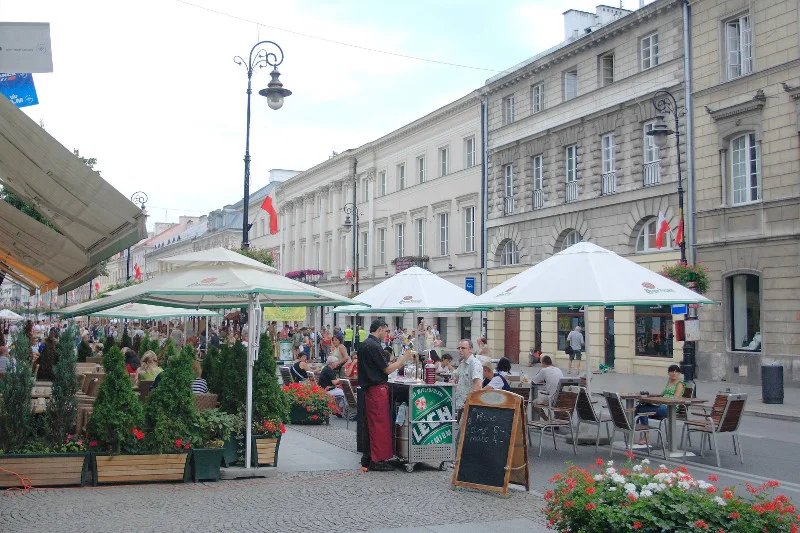 Warszawska cena - 5 zł za szklankę wody. "To Oaza z Biedronki. Szef kupuje ją osobiście"