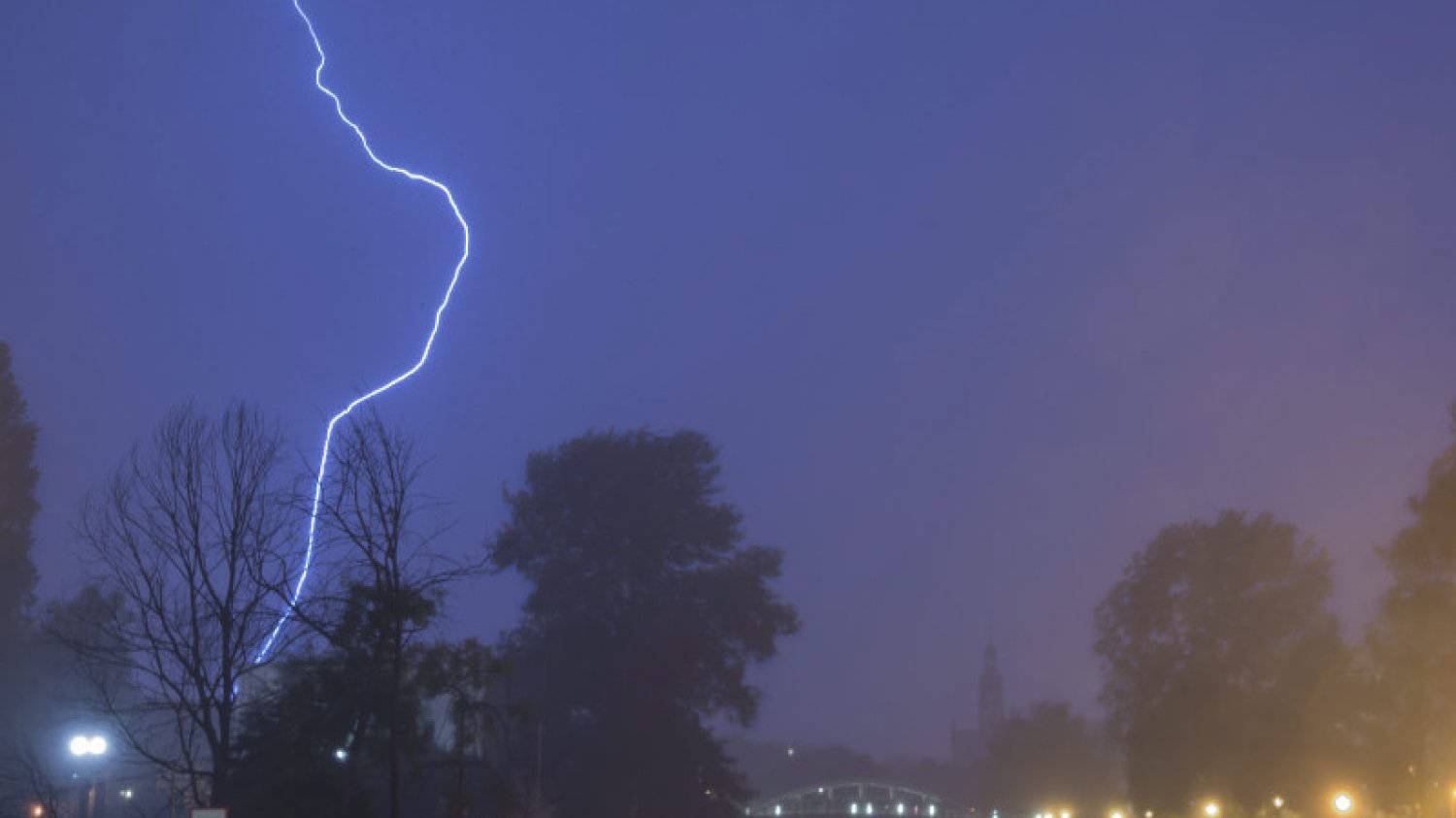 Zeszła noc także nie była spokojna. Silne burze z deszcze i gradem oraz lokalne trąby powietrzne były bardzo niebezpieczne.