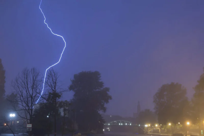 Zeszła noc także nie była spokojna. Silne burze z deszcze i gradem oraz lokalne trąby powietrzne były bardzo niebezpieczne.