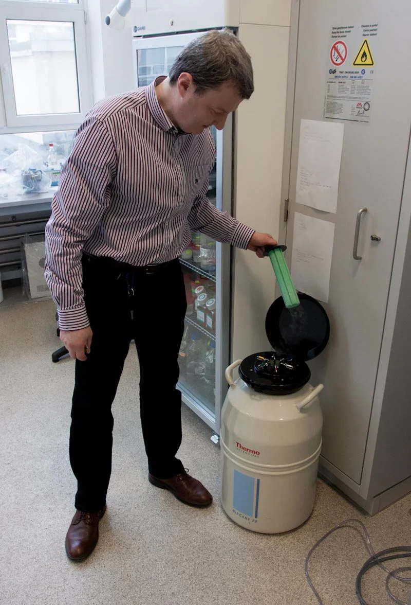 Komórki nowotworowe trzymane są w laboratorium w tym pojemniku pełnym ciekłego azotu.