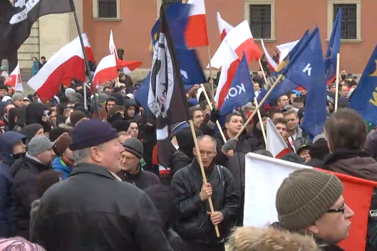 Na manifestację w Warszawie przyszło kilkaset osób.
