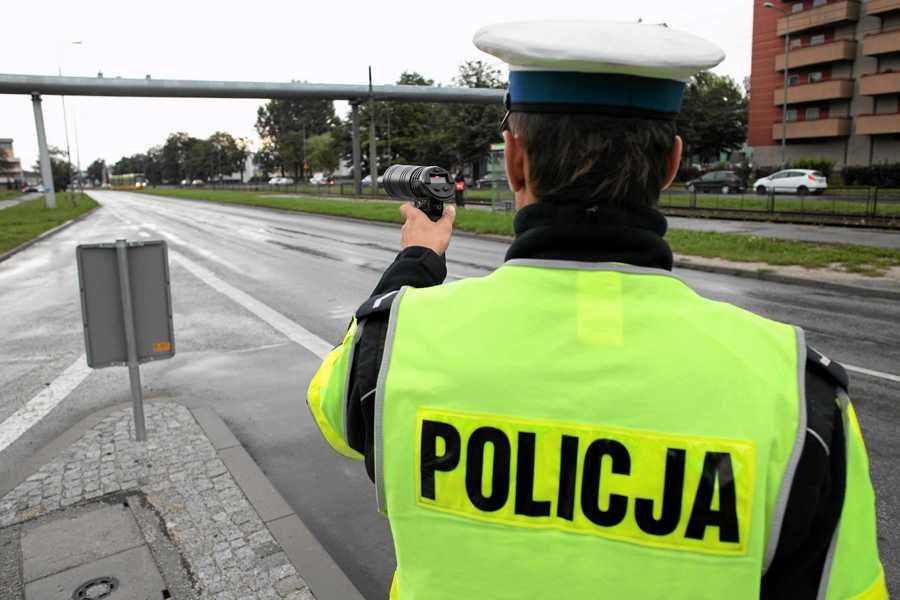 Policjant z ręcznym urządzeniem do mierzenia prędkości, popularnie nazywanym suszarką