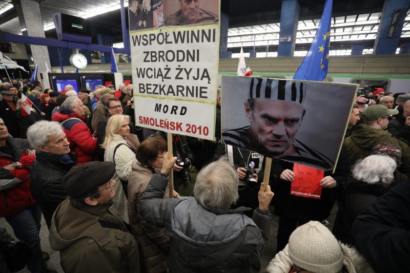Przyjazd Tuska na Dworzec Centralny w Warszawie wywołał niezdrowe emocje.