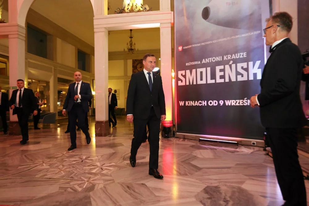 Premiera "Smoleńska" to najważniejsze wydarzenie, na których nie zabrało nikogo z nowych elit. Czy warto go obejrzeć?