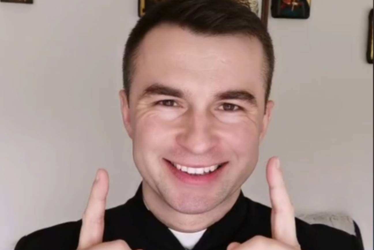 Ksiądz z TikToka o prezentach na komunię. Burza w komentarzach