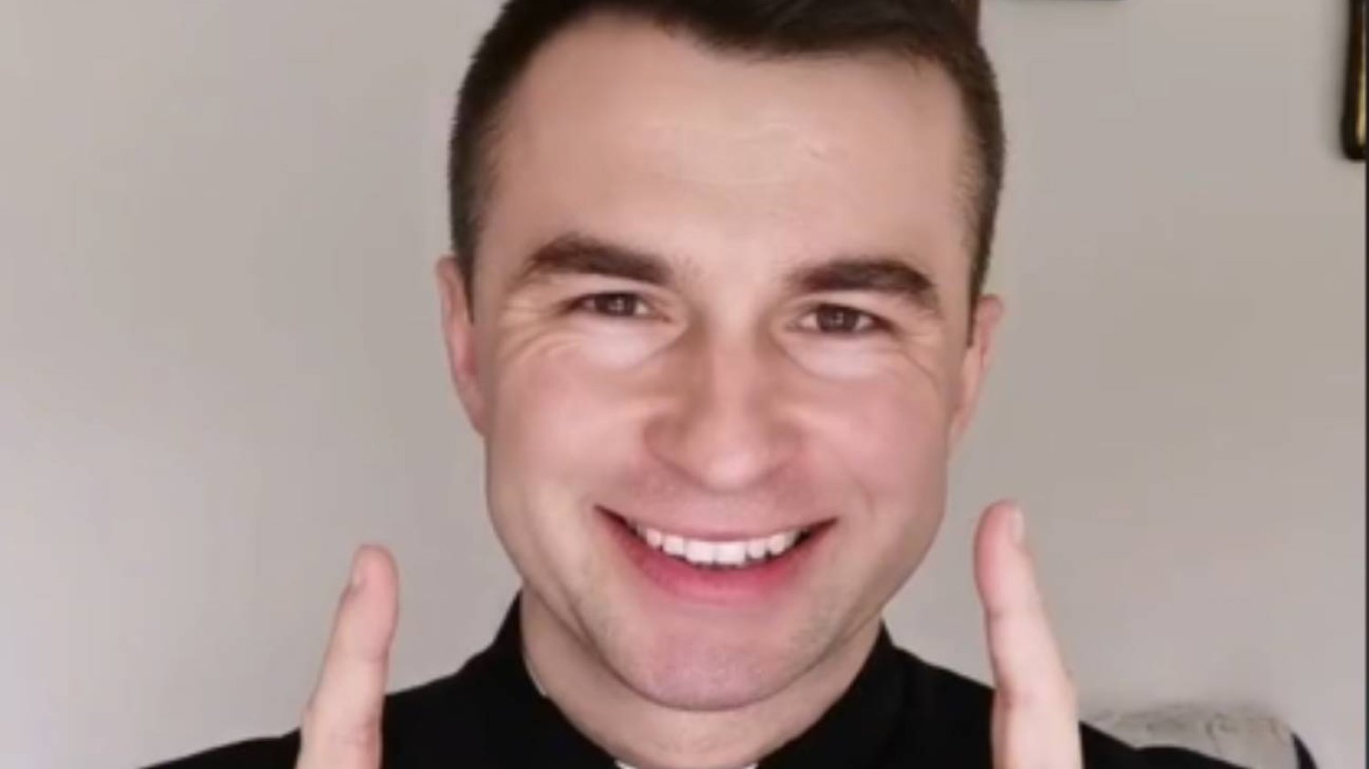 Ksiądz z TikToka o prezentach na komunię. Burza w komentarzach