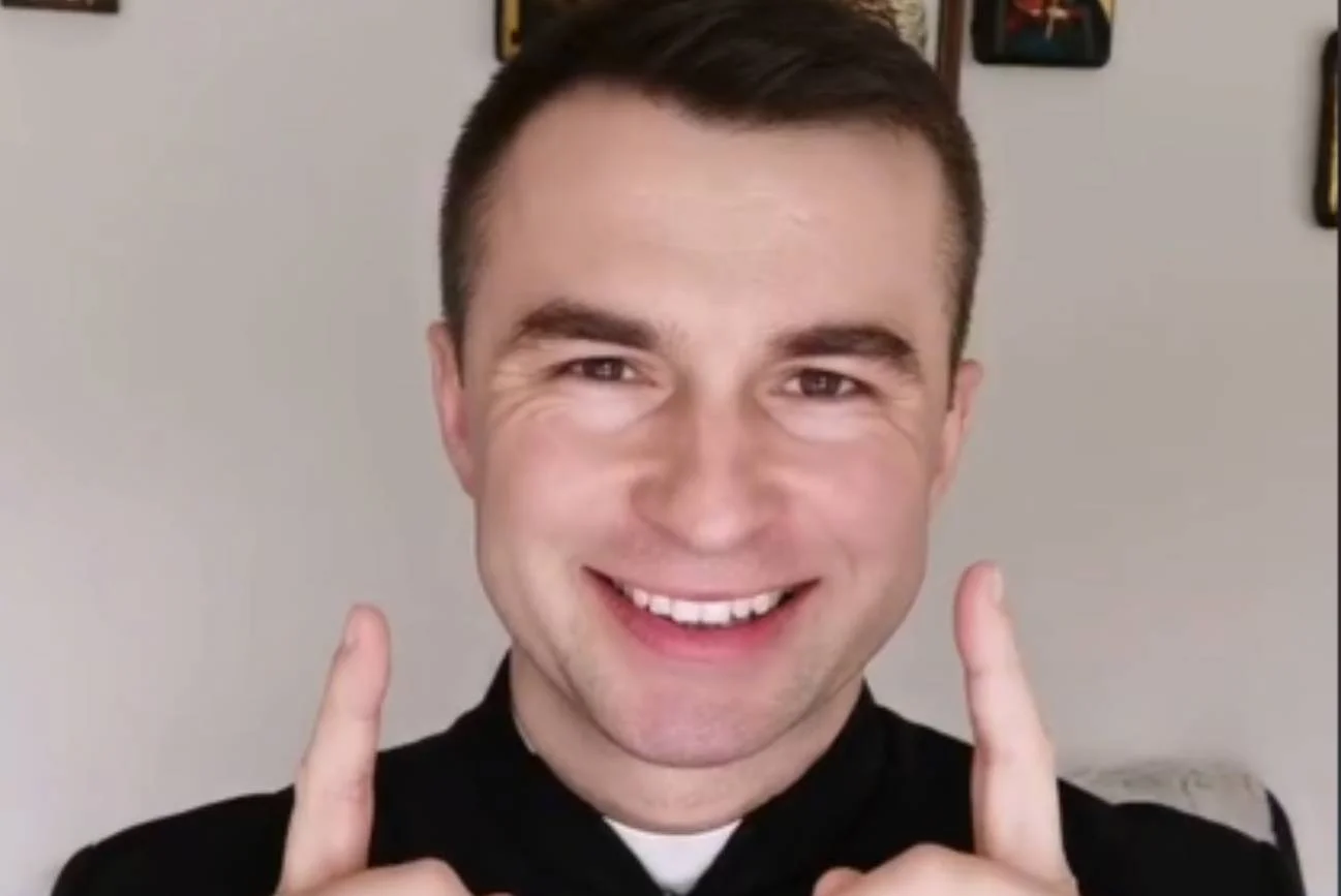 Ksiądz z TikToka o prezentach na komunię. Burza w komentarzach