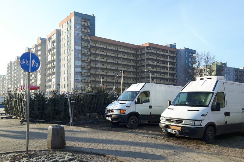 Na noc sprzedawcy chowają się do samochodu, gdzie jest cieplej i na głowę nie pada.