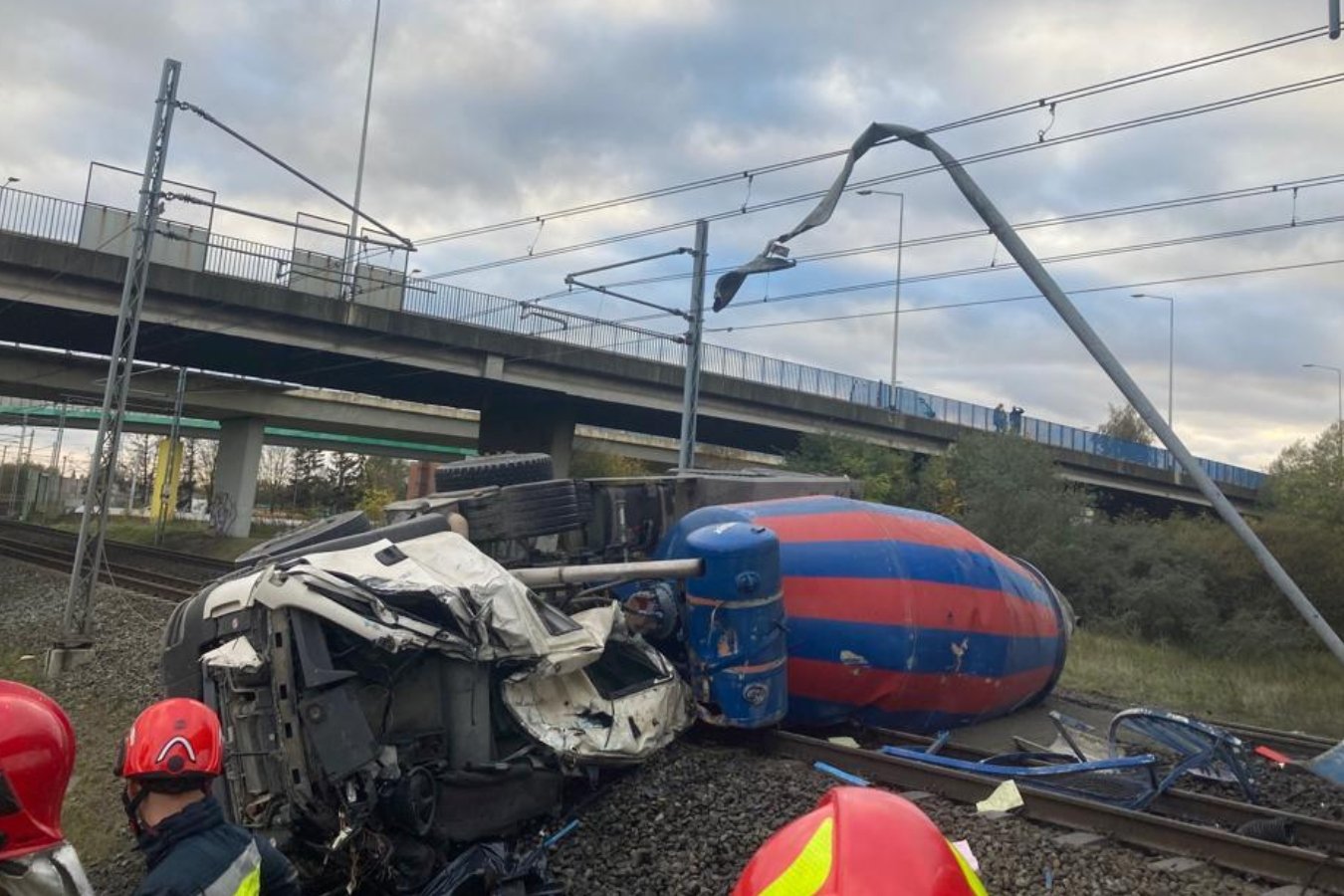 W Gdańsku betoniarka spadła na tory.