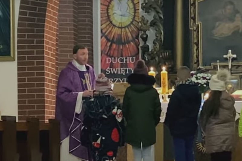 Ksiądz Dariusz Olejniczak chce przeniesienia do stanu świeckiego.