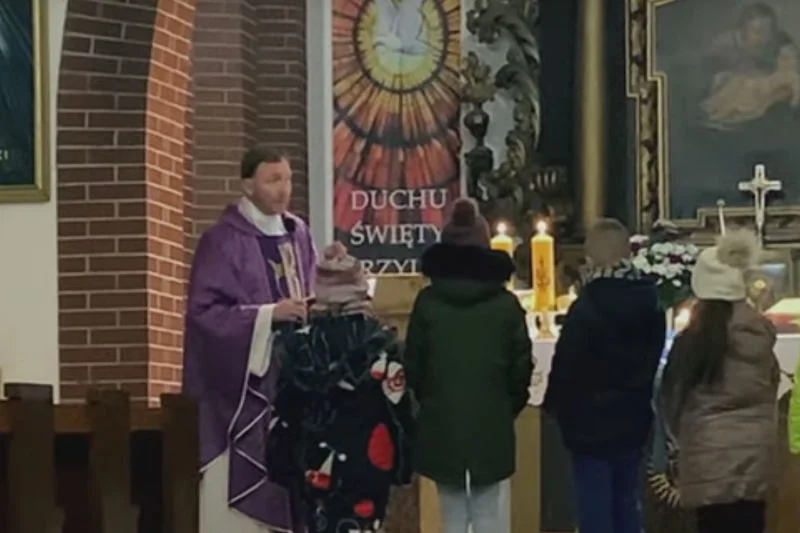 Ksiądz Dariusz Olejniczak chce przeniesienia do stanu świeckiego.