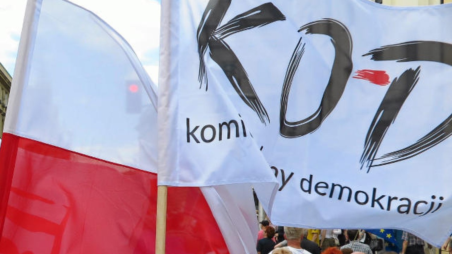 Flagi przejdą na marszu KOD, ale nie na festiwalu w Opolu. Ochrona zabierała je widzom.