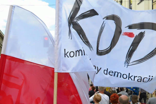 Flagi przejdą na marszu KOD, ale nie na festiwalu w Opolu. Ochrona zabierała je widzom.