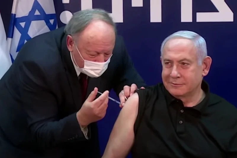 W Izraelu pierwszą dawkę szczepionki otrzymało już ponad 10 proc. społeczeństwa. Jako pierwszy zaszczepił się premier Benjamina Netanjahu.