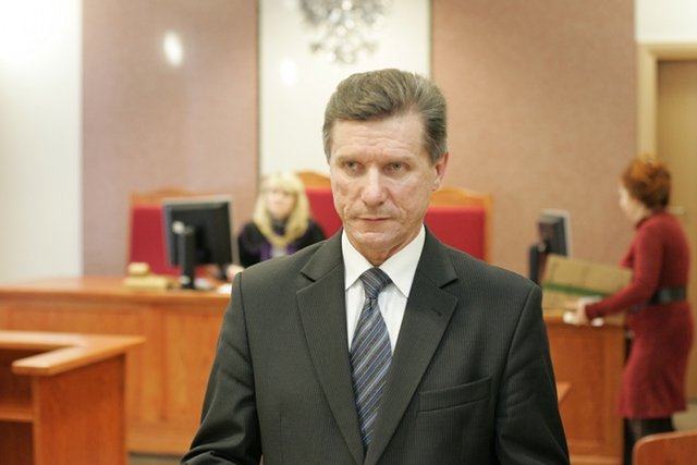 Czesław Małkowski mimo toczącego się wobec niego procesu i rzekomo mocnych dowodów, nie zamierza rezygnować z kariery politycznej.