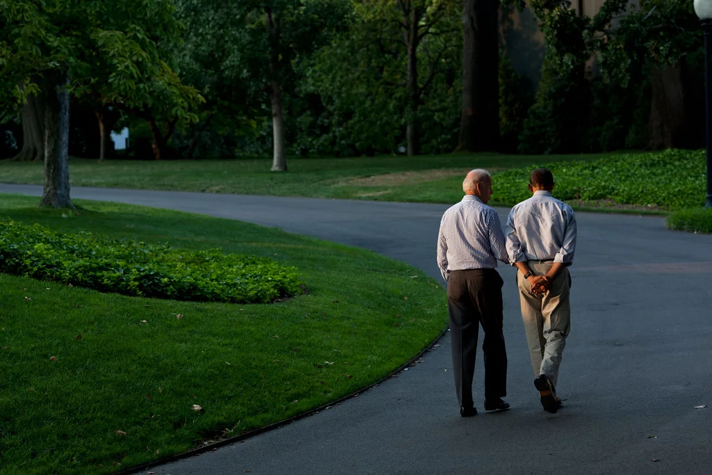 Barack Obama i Joe Biden spacerują wokół Białego Domu. 2011 rok