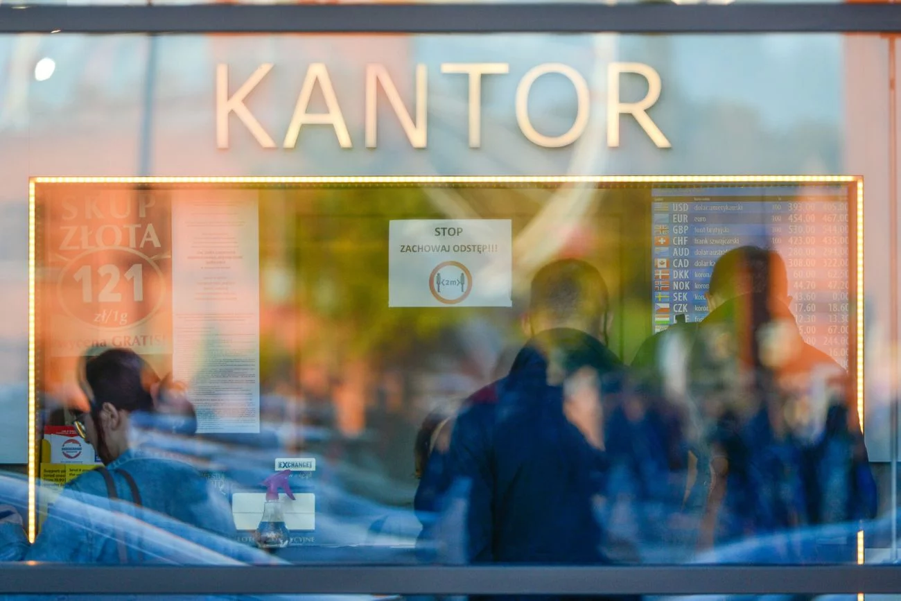 Kursy walut 30 kwietnia. Tyle kosztuje dolar tuż przed majówką. Kurs dolara przed majówką. Tyle kosztuje w środę 30 kwietnia.