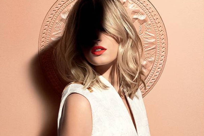 Nie wszystko da się ukryć... Zdjęcie z kampanii reklamowej makijażu Givenchy