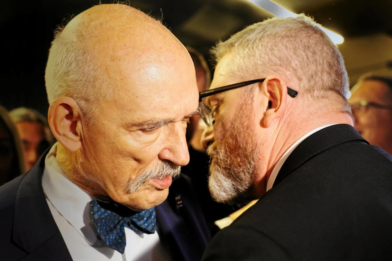 Janusz Korwin Mikke i Grzegorz Braun zakładają nową partię. To pomysł na wybory 2027. Janusz Korwin Mikke i Grzegorz Braun na wieczorze wyborczym tego drugiego.