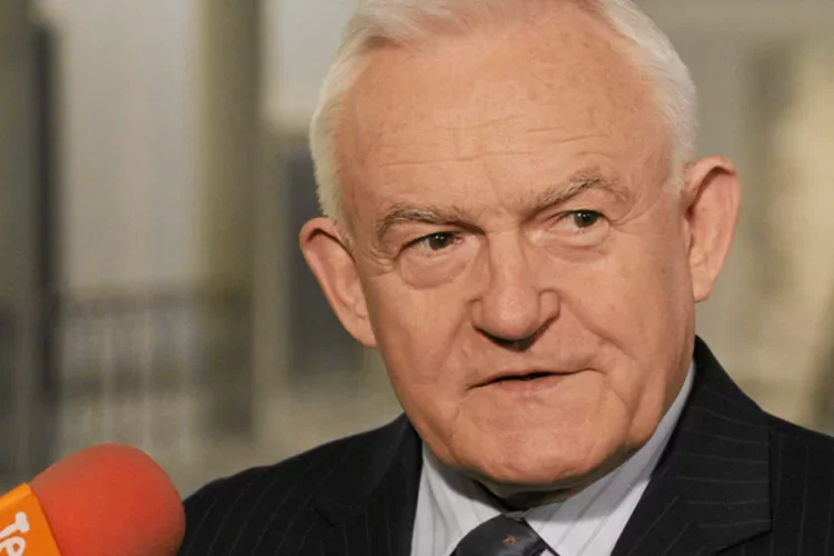 Leszek Miller zamieścił na Twitterze wpis, w którym wskazuje, że pasażerowie Tupolewa byli podzieleni na dwie grupy.