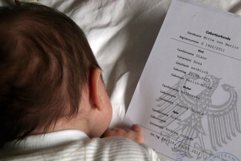 Zdjęcie córeczki Joanny Rajkowskiej, Róży, z certyfikatem urodzenia