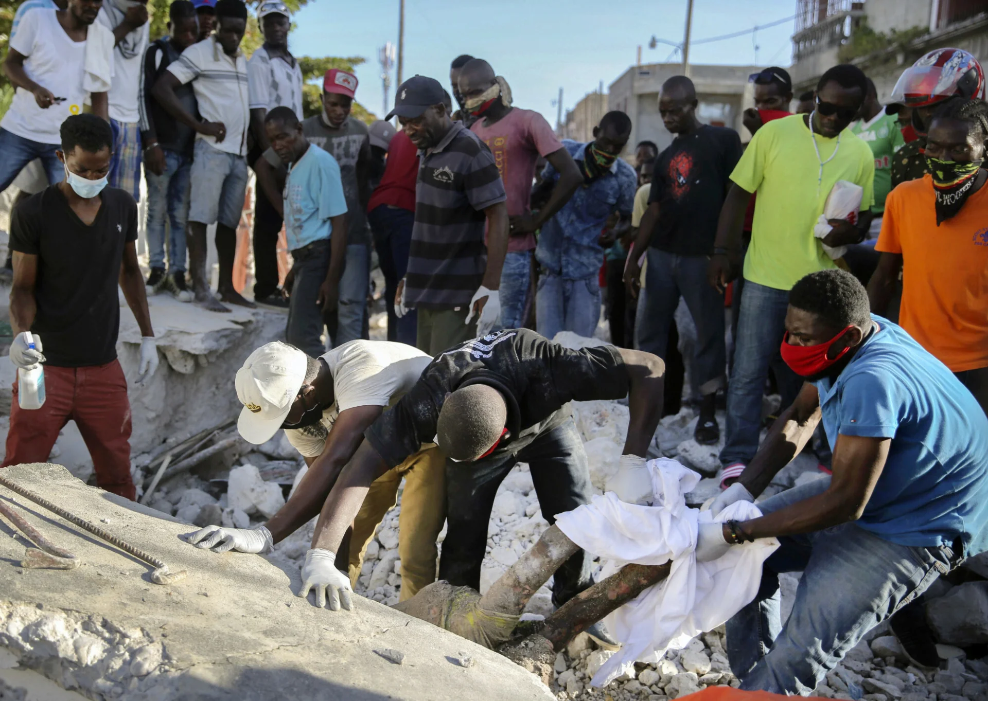 Mieszkańcy Haiti szukają pod gruzami kolejnych rannych.