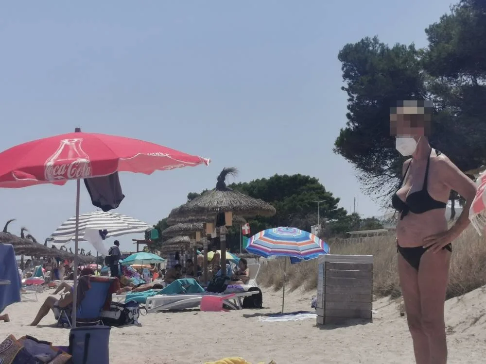 Niektórzy nawet na plaży nie zdejmowali maseczek.