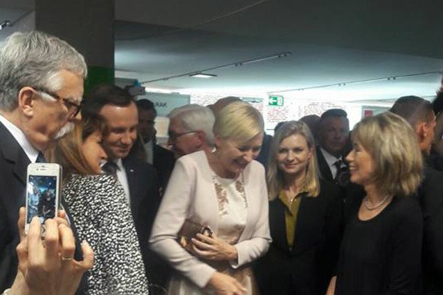 Agata Duda podczas rozmowy z Charlotte Link, niemiecką powieściopisarką.