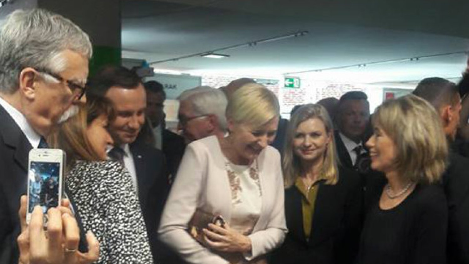 Agata Duda podczas rozmowy z Charlotte Link, niemiecką powieściopisarką.