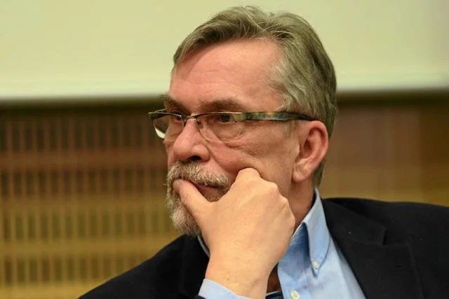 Stefan Niesiołowski zaatakował media. Jak twierdzi, zbyt mocno krytykują Platformę Obywatelską