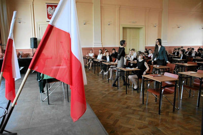 Młodzi nie zdaliby dziś matury z 1989 roku? "Poziom wykształcenia młodzieży spada".