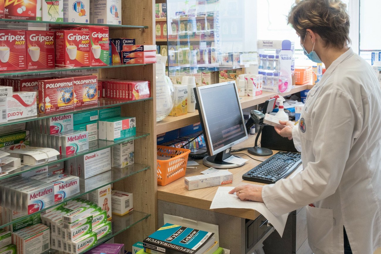 Apteki pracują bez zakłóceń, a dostęp do leków jest na bieżąco monitorowany. Nie ma potrzeby, aby robić jakiekolwiek zapasy leków.