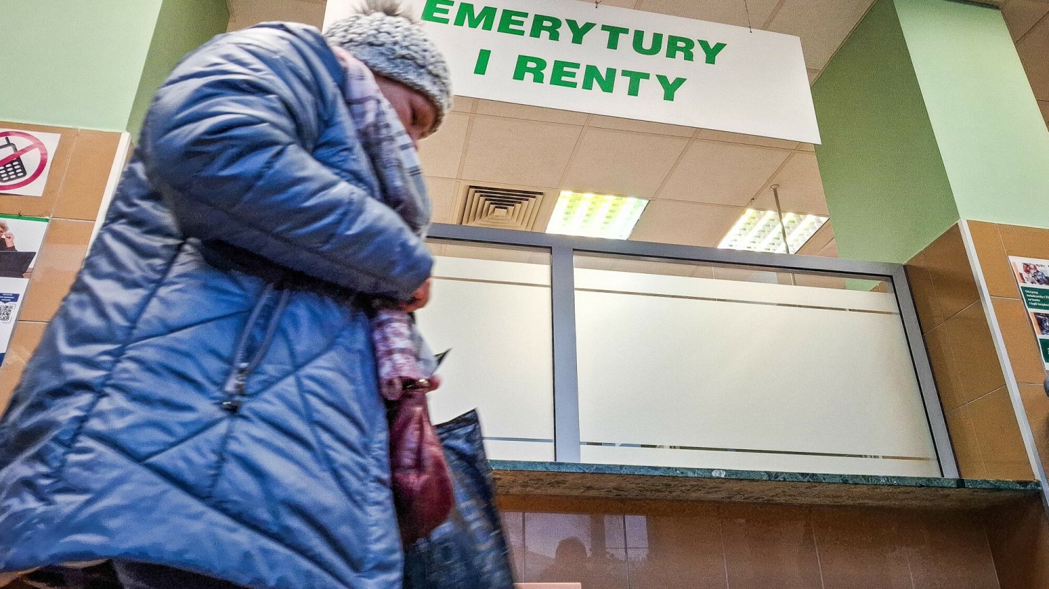 Minimalną emeryturę można dostać, mając odpowiedni staż pracy. Kobiety 20 lat, a mężczyźni 25 lat Tyle trzeba pracować, by dostawać najniższą emeryturę. Kobiety 20 lat, a mężczyźni 25 lat