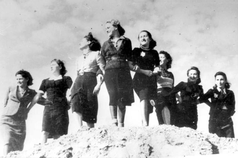 Łodź, Polska 1941. Młode kobiety w łódzkim getcie. Fotografował: Mendel Grosman. Numer katalogowy w Yad Vashem: 4062/267