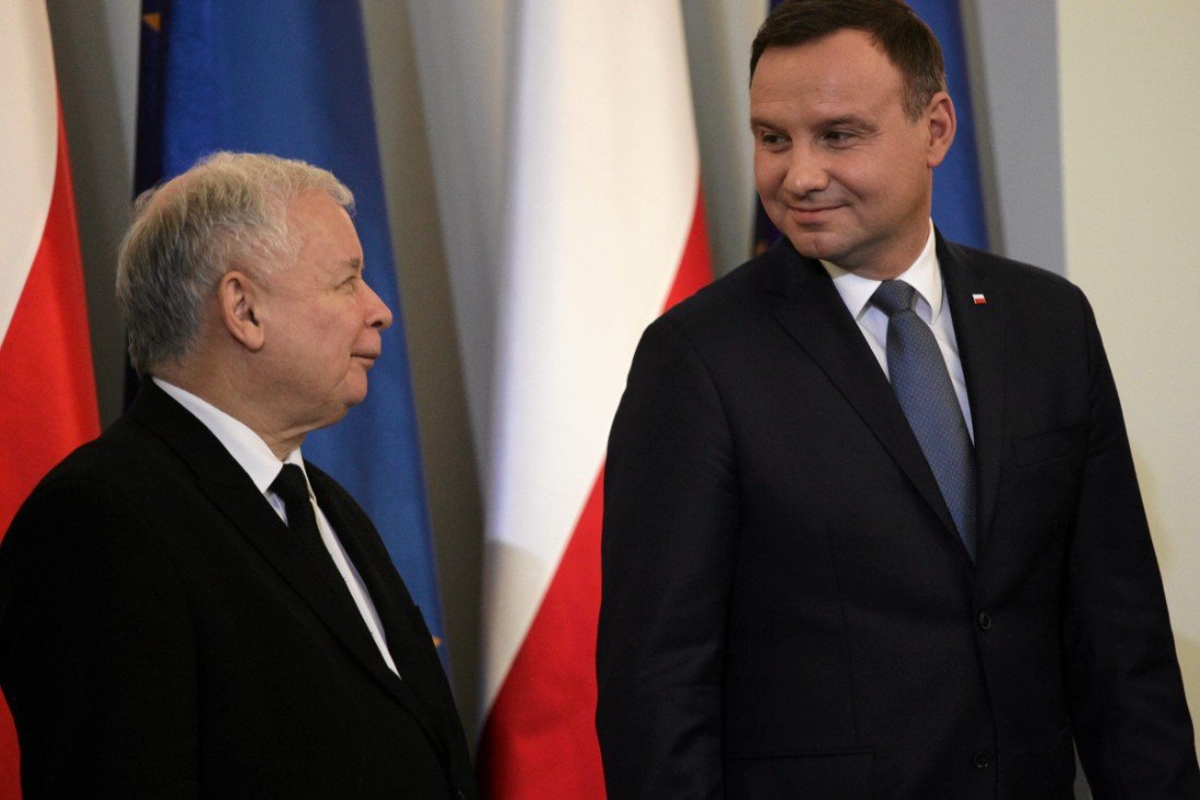 John Dalhuisen, był dyrektor AI na Europę nazwał niepotrzebnym szaleństwem parcie przez PiS do wyborów prezydenckich w czasie epidemii koronawirusa.