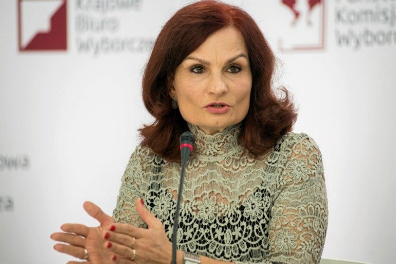 Kontrowersyjna kreacja Magdaleny Pietrzak, szefowej KBW, to projekt Lidii Kality. Jak projektantka odpowiada na zamieszanie w okół niej?