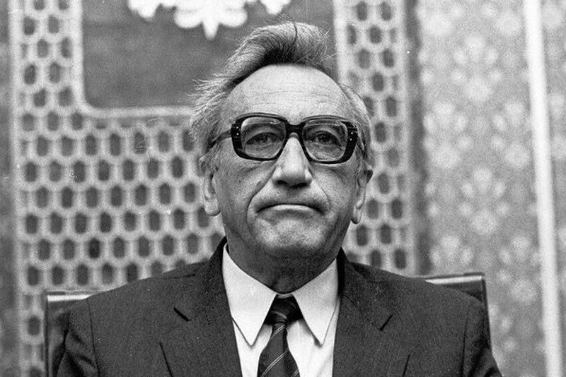 Pierwszy niekomunistyczny premier od czasów II wojny na posiedzeniu Rady Ministrów, 1989 rok.