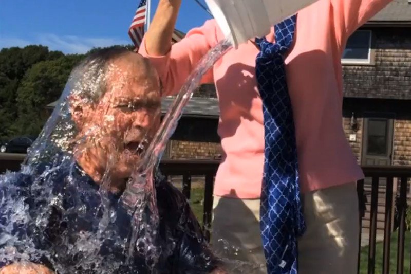W #IceBucketChallenge wziął nawet udział George Bush.